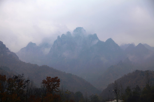 云霧繚繞的山嶺