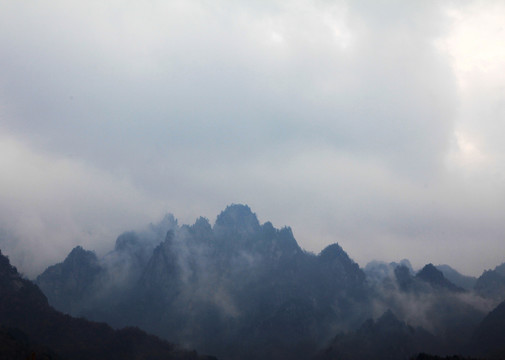 云霧飄渺的山峰