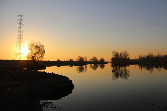 夕陽下的伊犁河