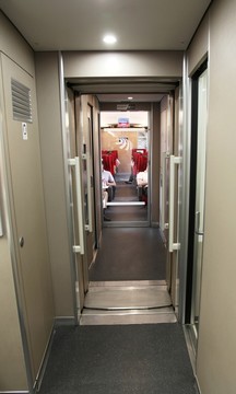 高鐵車廂過道內(nèi)景
