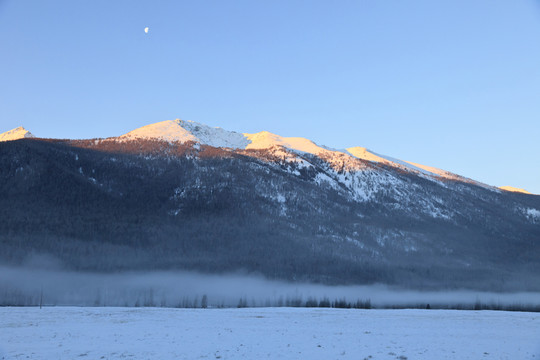 雪山晨光