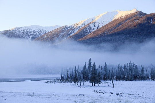 雪山晨霧
