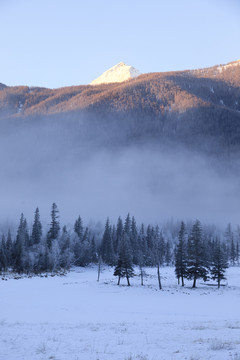 雪山晨光