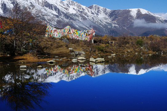雪山上的湖光山色