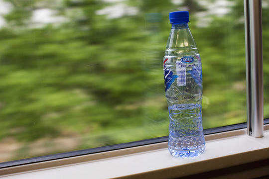 礦泉水 瓶子 飲料 車窗 靜物