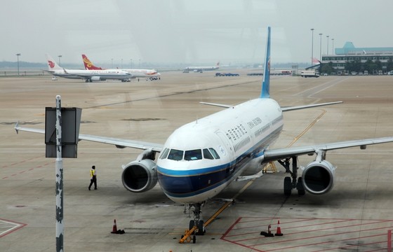 飛機(jī)場(chǎng)停機(jī)坪上民航客機(jī)