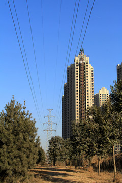城市建筑與高壓線塔