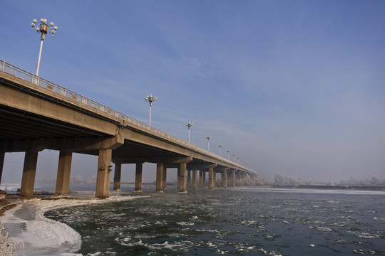 伊犁河大橋