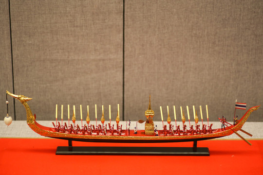 泰國(guó)金漆龍舟模型