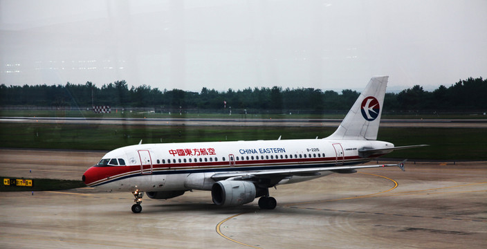 飛機場停機坪上滑行的民航客機