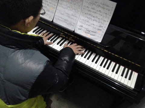 彈鋼琴 鋼琴 演奏 器樂 樂器
