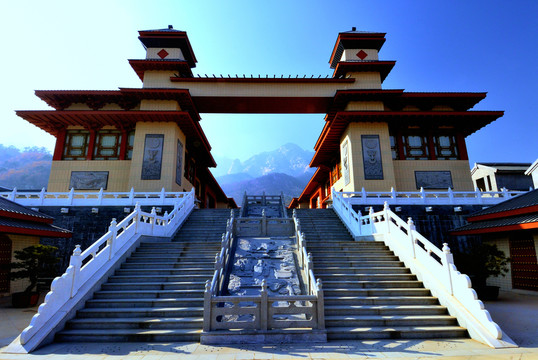 大山下的仿古建筑