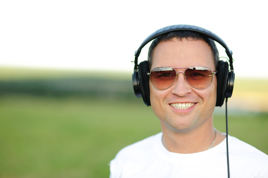 聽音樂的男人