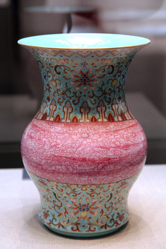 藍(lán)地粉彩花卉紋包袱尊