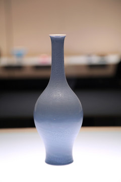 天藍(lán)釉刻菊花紋長(zhǎng)勁瓶