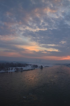 河水朝霞