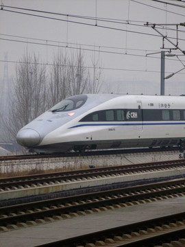 在高鐵線上運(yùn)行的和諧號(hào)列車(chē)