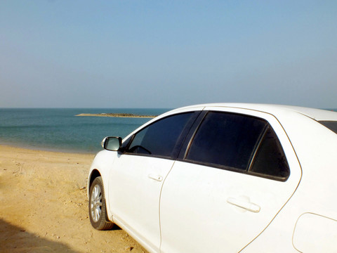 停在海邊的汽車