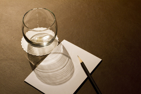 玻璃杯 杯子 便簽 筆 紙張