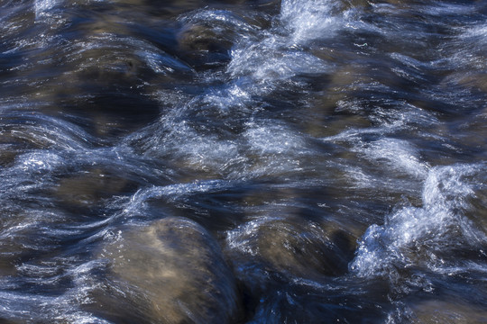 溪流  水
