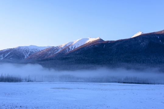 雪山晨霧