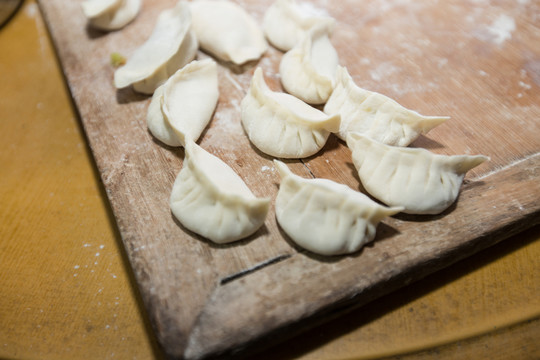 手工制作餃子