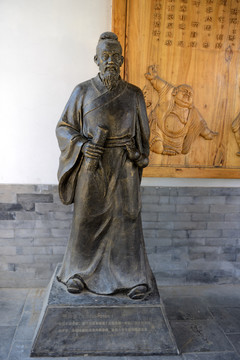 古代醫(yī)圣張仲景雕像