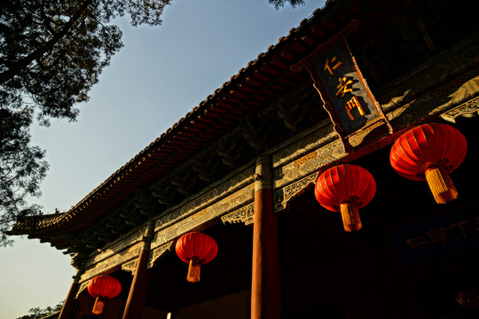 岱廟內(nèi)掛著大紅燈籠的任安門古建