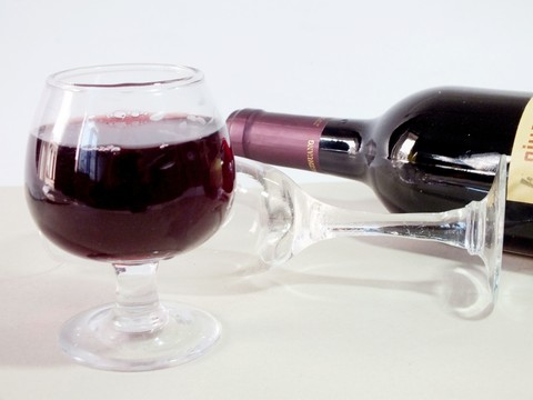 紅灑酒杯圖片