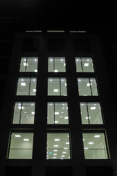 夜晚亮燈寫字樓
