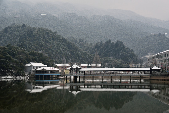 湖濱