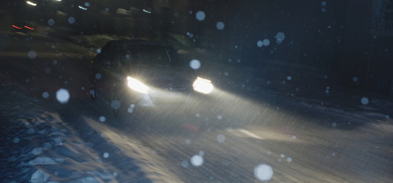 雪夜 車燈