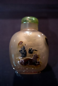 瑪瑙帶皮巧作馬上封侯鼻煙壺