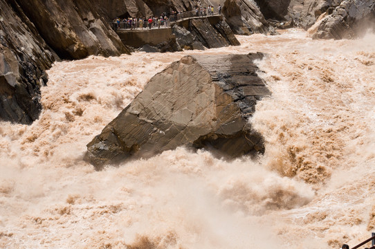 云南虎跳峽流水