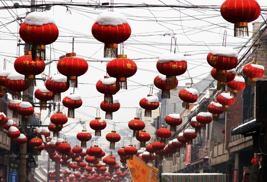 街道上懸掛的紅燈籠