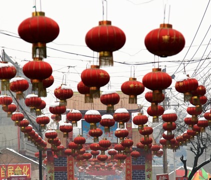 街道上懸掛的紅燈籠