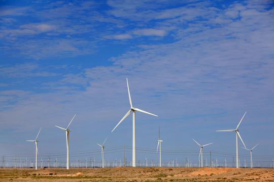 中國西部戈壁灘上的風力發(fā)電機組