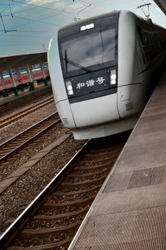 進(jìn)站的和諧號(hào)動(dòng)車