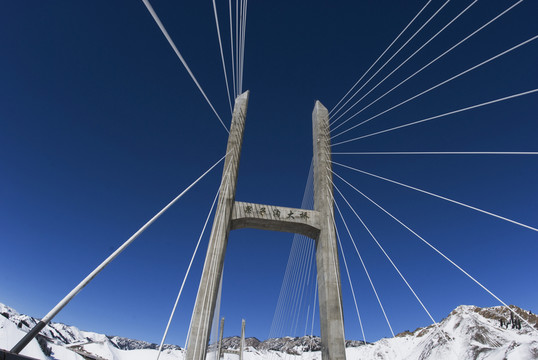 高大雄偉的果子溝大橋 風雪天山