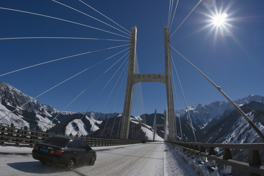 冬天的果子溝大橋 風(fēng)雪天山