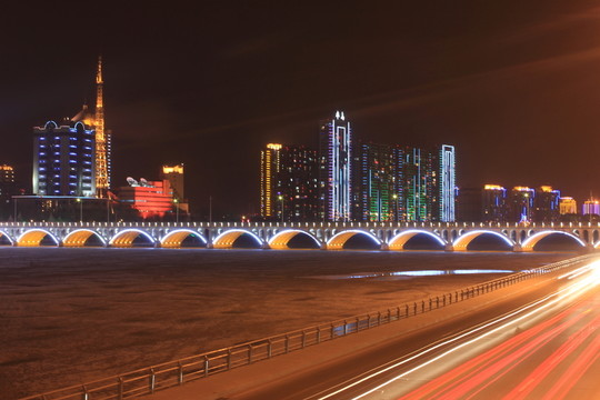 夜景穿梭的橋