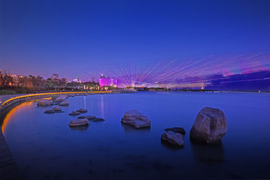 城市湖邊夜色