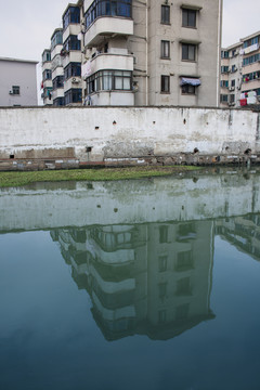 吳江垂虹景區(qū)居民小區(qū)的小河