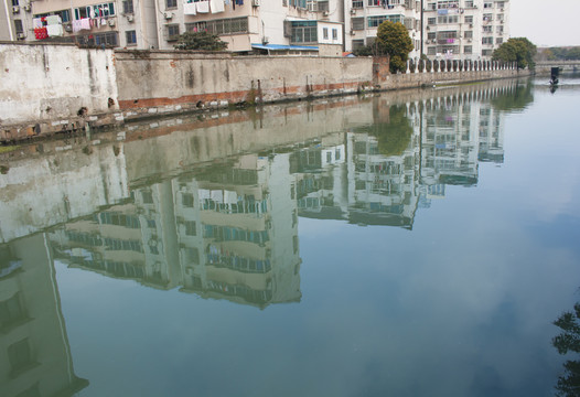 吳江垂虹景區(qū)居民小區(qū)的小河