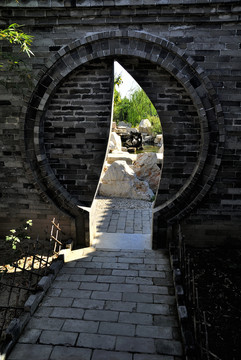 簡約中式建筑日月門