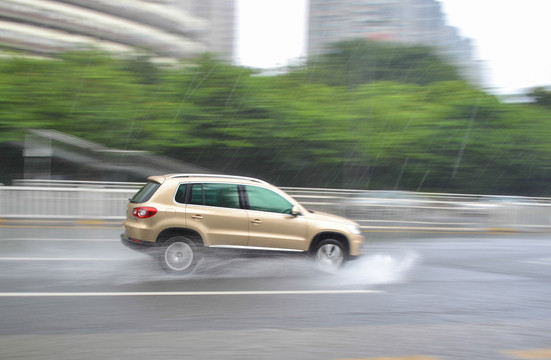 雨中行駛中的汽車