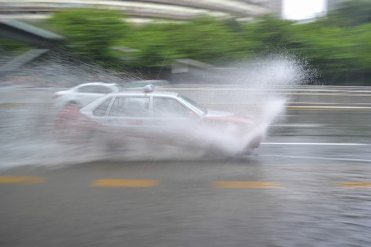 雨中行駛中的汽車