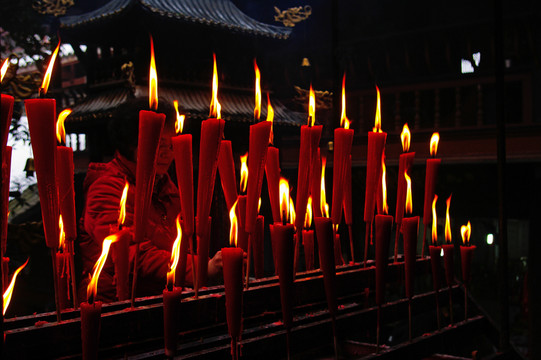 祈福的紅蠟燭