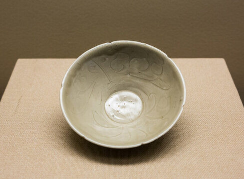 青釉刻劃花葵口碗