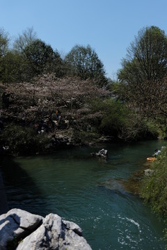小河流水